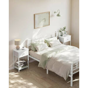 Hvitt nattbord med oppbevaringsskuff i stoff – 28 × 38 × 61 cm