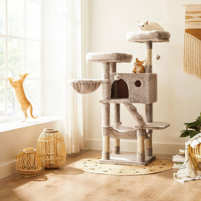 Klatretre i flere nivåer, 135 cm – myk beskyttelse, lysebrun